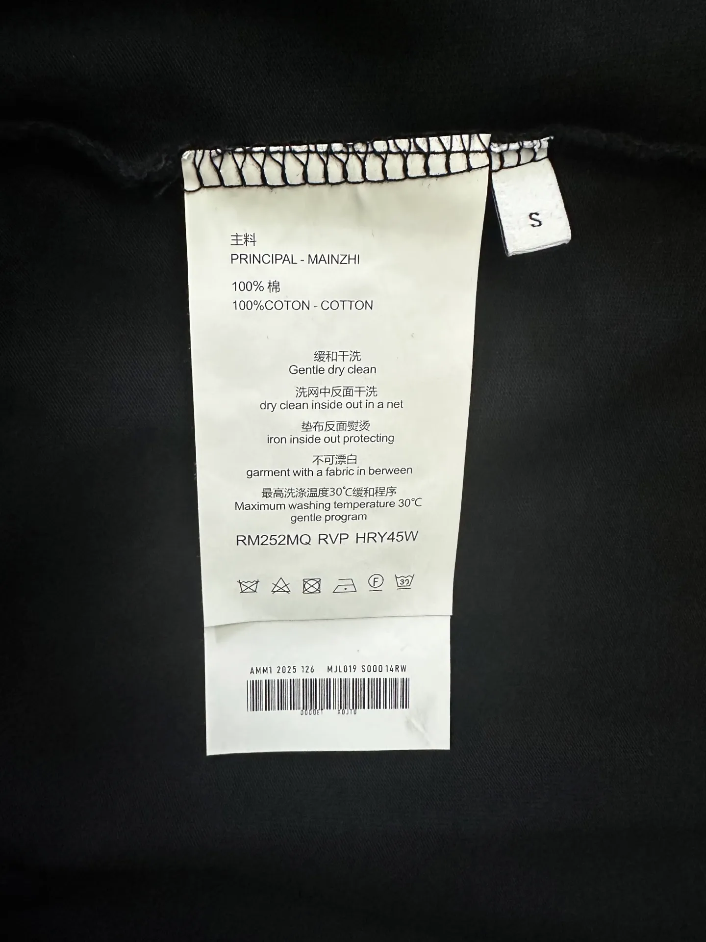 P300 Chrome Hearts 25ss flocked logo letter round neck long-sleeved T-shirt. Fabric is high-definition, super heavyweight cotton, double yarn compact Xinjiang cotton. Weight: 320 grams. Clean cloth surface. Clear cloth texture. Tight feel. Stiff. High color fastness. No deformation. No discoloration. Customized hardware. Thread. Accessories. Alignment. Same style for men and women. -Color: Black White -Size: XS S M L